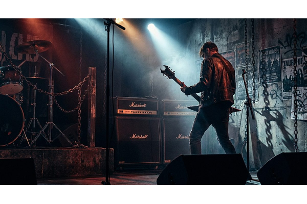 Hard-Rock-Ästhetik mit düsterer Atmosphäre und metallischen Effekten