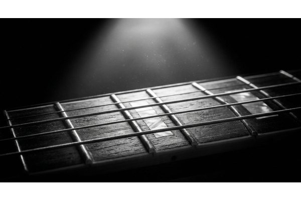 Detailaufnahme einer E-Gitarre mit dramatischer Beleuchtung